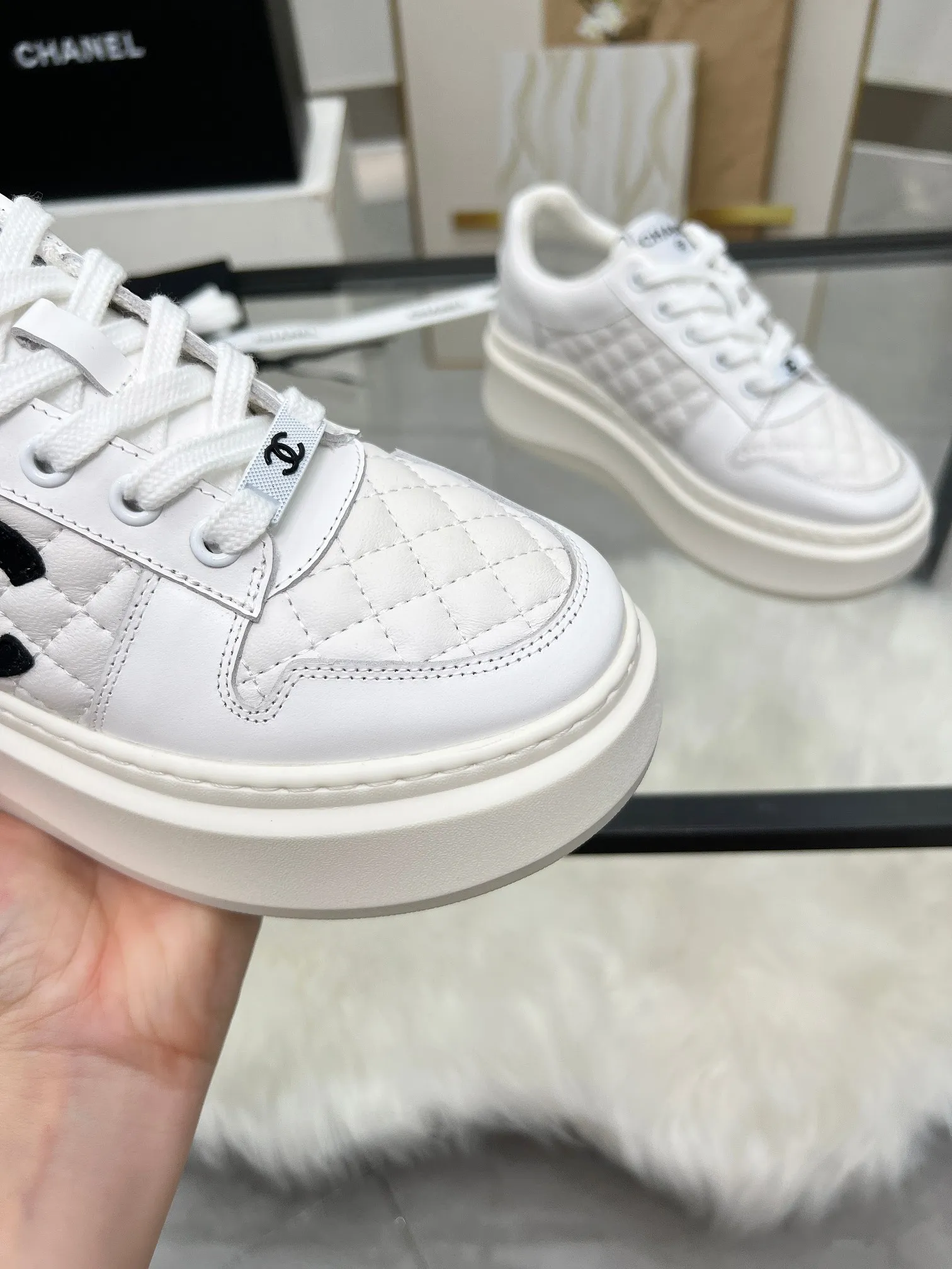 👟👟Ex-factory price 480👟👟 CHANEL 25C spring and summer new sports shoes official website is available at the same time ❤️ Counter out-of-stock kings. Major bloggers are recommending new styles on social days. This season’s new styles are simply eye-catching and look great on the feet. The casual casual sports style is refreshing and natural, interpreting Chanel’s fashionable femininity. The overall customization makes all sports models on the market at that time obsolete. This series is now available for sale! The upper is made of custom imported pebbled calf leather ➕ custom frosted calf leather. The lining is made of original one-to-one professionally customized mesh. Hardware accessories. Original full set of molds (not common in the market). Original custom molded TPU combination outsole. Height 4 cm. Women's size 35-39.